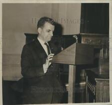 1963 Press Photo Mayor Charles Aparador de Móvel no Pódio - abna41224 comprar usado  Enviando para Brazil