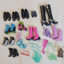 Lote de 17 pares de sapatos Barbie e Ken, incluindo botas de skate, saltos, botas  comprar usado  Enviando para Brazil