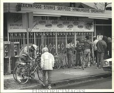 1984 Press Photo ciclistas descansam em um restaurante em Houston - hcs11155 comprar usado  Enviando para Brazil