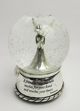 Um amigo é alguém que alcança... caixa de música globo de neve anjo arco de fita branca comprar usado  Enviando para Brazil
