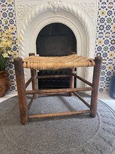 Taburete otomano reposapiés vintage de roble con tapa raspada tejida trapezoidal hecho a mano segunda mano  Embacar hacia Mexico