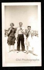 JOVEM HOMEM com SENHORAS COMENDO/LAMBENDO CONES DE SORVETE FOTO ANTIGA/VINTAGE- N995 comprar usado  Enviando para Brazil