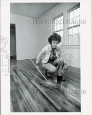 1979 Press Photo Paulette Kerr esfrega o chão da unidade de apartamento em Charlotte, NC comprar usado  Enviando para Brazil