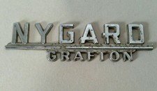Vintage Grafton, ND Emblema Concessionária de Carros Nygard Cromado Stemac Denver comprar usado  Enviando para Brazil