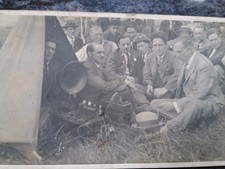 Cartão postal história social homens no campo ouvindo em torno de um rádio em ternos e tenda comprar usado  Enviando para Brazil