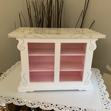 Boneca American Girl cozinha ilha balcão mármore falso tampo prateleiras de madeira aposentado comprar usado  Enviando para Brazil
