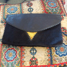 Clutch de cabelo de pônei preto NICOLE MILLER com couro triangular dourado, usado comprar usado Clutch de cabelo de pônei preto NICOLE MILLER com couro triangular dourado, usado comprar usado  Enviando para Brazil