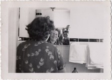 Mulher, fotógrafa com câmera, 3ª pessoa no espelho do banheiro, década de 1940 comprar usado Mulher, fotógrafa com câmera, 3ª pessoa no espelho do banheiro, década de 1940 comprar usado  Enviando para Brazil