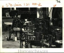 1983 Press Photo Jim Smalczewski acabamento cadeiras de restaurante em St. Charles comprar usado  Enviando para Brazil