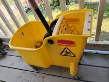 Rubbermaid Comercial Tandem 31 Quartos Esfregão Comercial Balde Espremedor com Rodas comprar usado  Enviando para Brazil