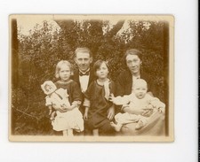 Menina segurando boneca bisque grande foto instantânea vintage P&B comprar usado  Enviando para Brazil
