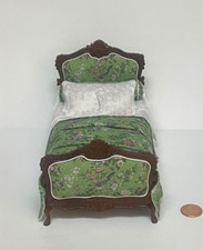 M. GALLY CASA DE BONECAS MINIATURA LINDAMENTE VESTIDA CAMA NOVO ACABAMENTO EM NOGUEIRA comprar usado  Enviando para Brazil