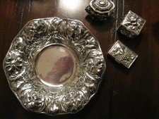 Conjunto vintage de pratos e três caixas de bugigangas de prata esterlina comprar usado Conjunto vintage de pratos e três caixas de bugigangas de prata esterlina comprar usado  Enviando para Brazil