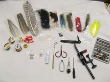 Kit de amarração com mosca de pesca - Vice, bobina, tesoura, ferramentas, manilha, ganchos, etc...... comprar usado  Enviando para Brazil