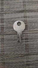 Crest Lock Co. No. Chave de bagagem de aço número 73 EUA armário de mesa aço comprar usado  Enviando para Brazil