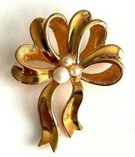 Très jolie BROCHE signé AVON doré perle ruban NEUF 5,3cm comprar usado  Enviando para Brazil