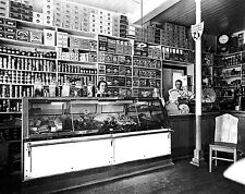 Interior do supermercado mostrando o balcão e vitrine refrigerada - Foto comprar usado  Enviando para Brazil