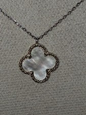 Moda MOP Pingente Trevo Quatro Folhas 15-17" Colar Excelente Estado comprar usado Moda MOP Pingente Trevo Quatro Folhas 15-17" Colar Excelente Estado comprar usado  Enviando para Brazil