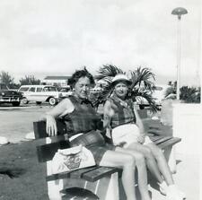 Foto vintage PP263 DUAS MULHERES NO BANCO, FÉRIAS, CARROS DE PERUA C CENTAVO MÉDIO comprar usado  Enviando para Brazil