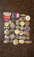 LOTE RARO VINTAGE MEDALHAS MOEDAS FOBS PINOS EMBLEMAS MAÇÔNICOS APARÊNCIA POLÍTICA FRATERNAL! comprar usado LOTE RARO VINTAGE MEDALHAS MOEDAS FOBS PINOS EMBLEMAS MAÇÔNICOS APARÊNCIA POLÍTICA FRATERNAL! comprar usado  Enviando para Brazil