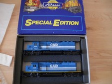 Używany, HO ATHEARN 2202 EDYCJA SPECJALNA GATX LEASE FLEET SD40-2 POWERED AND MANEKIN, LNIB na sprzedaż Używany, HO ATHEARN 2202 EDYCJA SPECJALNA GATX LEASE FLEET SD40-2 POWERED AND MANEKIN, LNIB na sprzedaż  Wysyłka do Poland