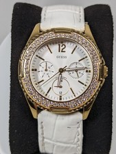 Relógio Guess mostrador branco cristal acento tom dourado caixa redonda pulseira de couro branco, usado comprar usado  Enviando para Brazil