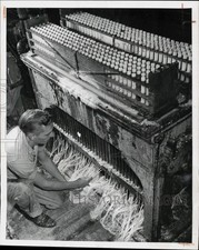 Usado, 1949 Press Photo Man inspeciona pavios alimentados em uma máquina de modelagem de velas domésticas comprar usado  Enviando para Brazil