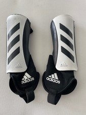 Parastinchi adidas protezione usato  Carmagnola