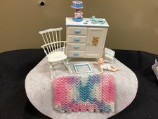 Antigo 1990s 5 peças casa de bonecas miniatura conjunto de quarto de bebê cômoda caixa de brinquedos cadeira menino boneca comprar usado Antigo 1990s 5 peças casa de bonecas miniatura conjunto de quarto de bebê cômoda caixa de brinquedos cadeira menino boneca comprar usado  Enviando para Brazil