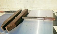 Usado, Enorme braçadeira de torno de madeira antiga primitiva ferramenta de trabalho de madeira  comprar usado  Enviando para Brazil
