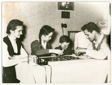 Foto de família vintage dos anos 50 pais crianças menino menina sala de jogos de tabuleiro Budapeste comprar usado  Enviando para Brazil