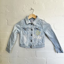Jaqueta jeans azul clara infantil com patch de coração bordado • Tamanho 5/6 comprar usado  Enviando para Brazil