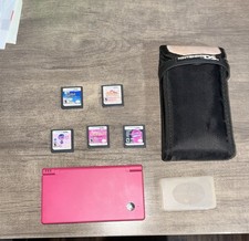 Sistema Nintendo DSi rosa com jogos e bolsa. comprar usado Sistema Nintendo DSi rosa com jogos e bolsa. comprar usado  Enviando para Brazil