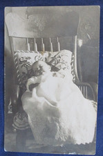 Cartão postal RPPC bebê em cadeira de balanço travesseiro "God Bless" década de 1910 comprar usado Cartão postal RPPC bebê em cadeira de balanço travesseiro "God Bless" década de 1910 comprar usado  Enviando para Brazil