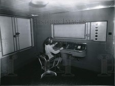 Usado, 1951 Press Photo Bobbie Ziner na mesa simulador de voo F-86D Sabre da Força Aérea dos EUA comprar usado  Enviando para Brazil