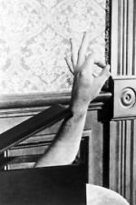 Pôster clássico TV 18x24 The Addams Family Portrait Thing Hand Coming From Box comprar usado Pôster clássico TV 18x24 The Addams Family Portrait Thing Hand Coming From Box comprar usado  Enviando para Brazil