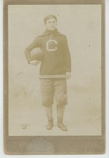 Jovem com futebol e uniforme Shipler Clyde NY cartão de gabinete c1880 comprar usado  Enviando para Brazil