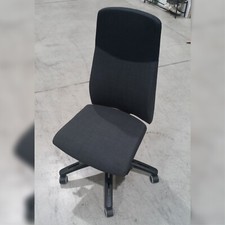Sedia girevole grigia usato  San Giuliano Milanese