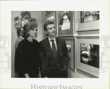 1993 Press Photo Arlene Mmahat & Consul Fabrizio Mazza at Bienville Gallery comprar usado  Enviando para Brazil