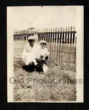 FAI FILHO BEBÊ NO JOELHO PIQUETE CERCA FOTO ANTIGA/VINTAGE INSTANTÂNEA - H63 comprar usado  Enviando para Brazil