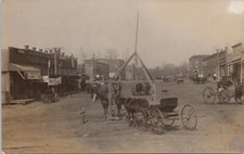 Usado, RPPC bela cena de rua com salão de bilhar e beco de boliche - Califórnia? c. 1910 comprar usado  Enviando para Brazil