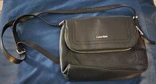 Bolsa de ombro/mão Calvin Klein foldover preta - 100% para caridade comprar usado Bolsa de ombro/mão Calvin Klein foldover preta - 100% para caridade comprar usado  Enviando para Brazil