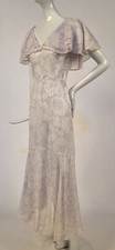 Usado, VESTIDO DE GAZE MUSSELINA BRANCA ESTAMPA FLORAL ROXA DÉCADA DE 1930 COM GOLA CAPA EM CAMADAS comprar usado  Enviando para Brazil