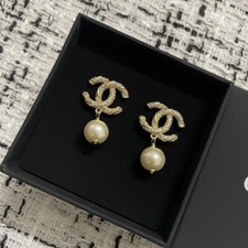 😍CHANEL design de fio torcido CCS brincos de pérola material latão 24C comprar usado  Enviando para Brazil