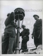 Usado, 1962 Press Photo Workmen instalam sirene no topo da escola de polícia Spandau em Berlim comprar usado  Enviando para Brazil