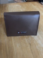 Carteira tripla masculina de couro marrom Tommy Hilfiger comprar usado Carteira tripla masculina de couro marrom Tommy Hilfiger comprar usado  Enviando para Brazil