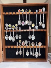 Lote de 22 cucharas de colección de recuerdos y vitrina de madera para paredes segunda mano  Embacar hacia Mexico