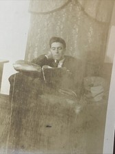 Art Deco 1920s RETRATO SÉPIA Homem LEIA JORNAL SALA CADEIRA AMERICANA comprar usado  Enviando para Brazil