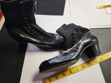 Botas vitorianas femininas antigas dos anos 1800 couro preto com botões marca "luxo" comprar usado Botas vitorianas femininas antigas dos anos 1800 couro preto com botões marca "luxo" comprar usado  Enviando para Brazil