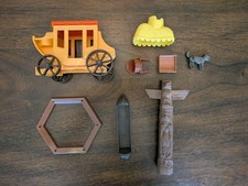 1982 Fisher Price Little People Western Town lott - siodło końskie, totem indyjski na sprzedaż  Wysyłka do Poland